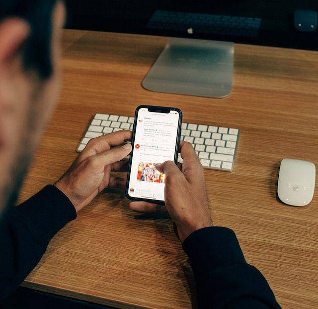 ilustrasi orang membuka aplikasi Twitter (X) (unsplash.com/charlesdeluvio)