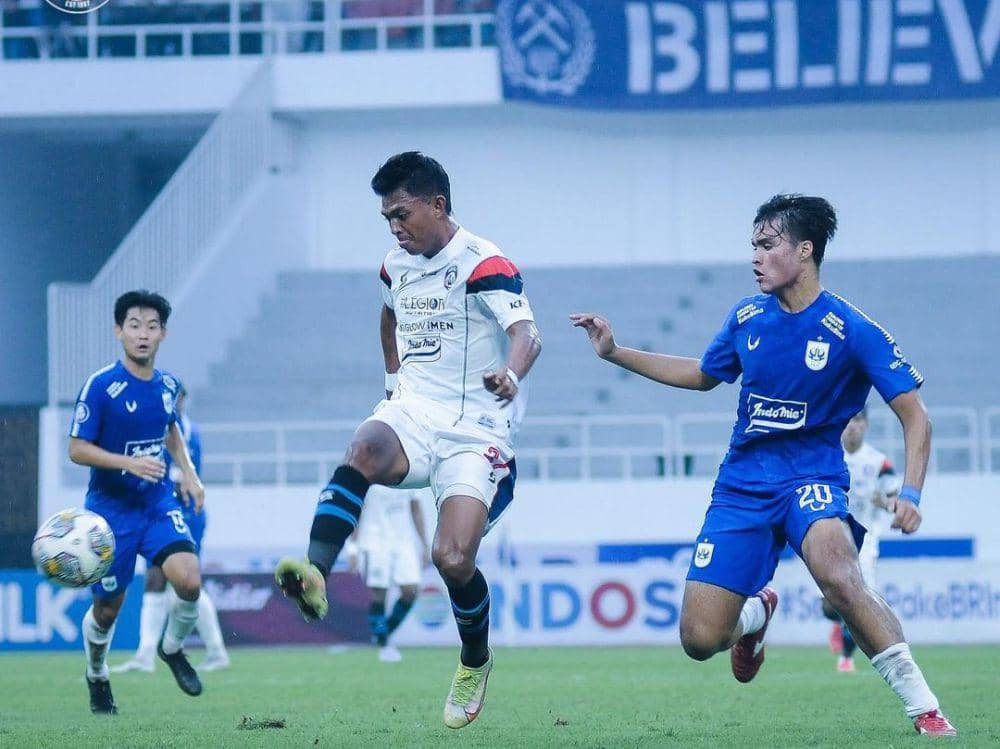 Arema FC saat menghadapi PSIS Semarang di Liga 1 Indonesia 2022/2023. (instagram.com/aremafcofficial)