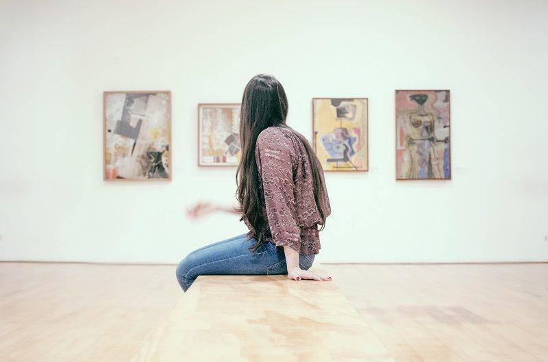 Cewek berkunjung ke museum (unsplash.com)