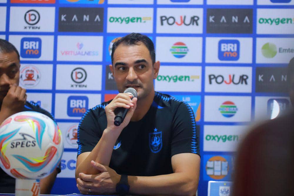 Pelatih PSIS Semarang, Gilbert Agius saat jumpa pers sebelum laga melawan Madura United, Jumat (4/8/2023). (dok. PSIS)
