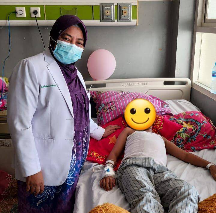 Dr Wulandewi mengontrol pasien anak penderita kanker di RSUD Ulin Banjarmasin.