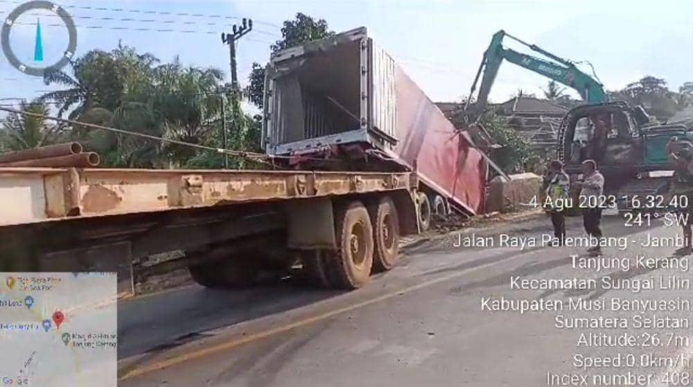 (Proses evakuasi truk Hino yang terjun ke sungai di kecamatan Babat Supat Kabupaten Musi Banyuasin) IDN Times/istimewa