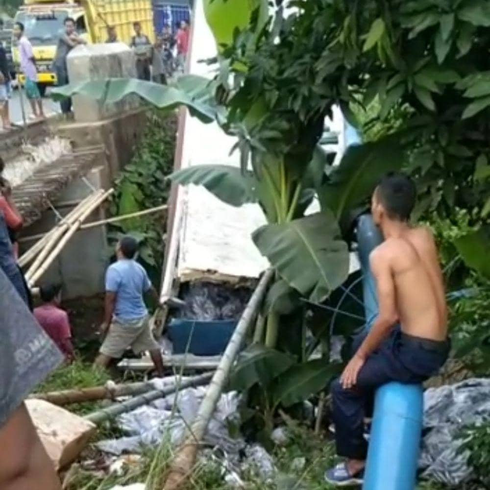 (Proses evakuasi truk Hino yang terjun ke sungai di kecamatan Babat Supat Kabupaten Musi Banyuasin) IDN Times/istimewa