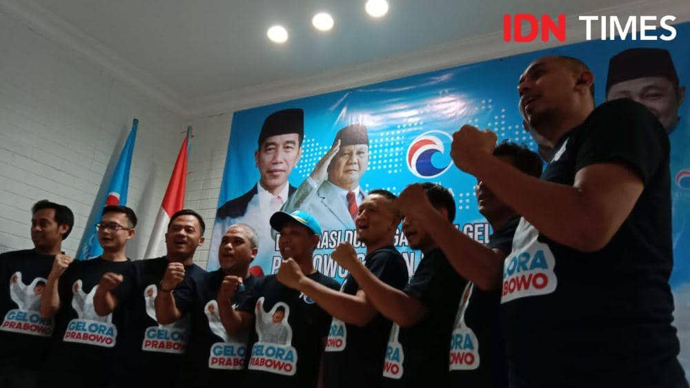 Pengurus Partai Gelora Jateng mengepalkan tangannya untuk menunjukkan kesolidan mendukung Prabowo Subianto. (IDN Times/Fariz Fardianto)