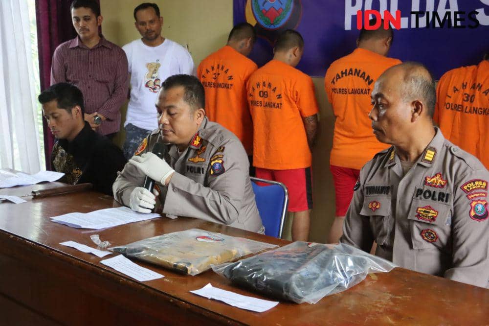 Kapolrws Langkat AKBP Faisal Rahmad Husein, didampingi Kasat Reskrim memaparkan penangkapan pelaku bentrok OKP (IDN Times/ Bambang Suhandoko)