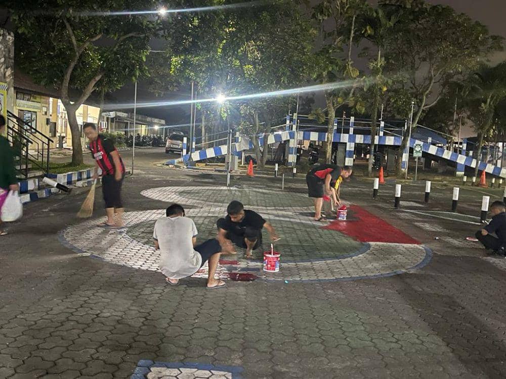 Polres Malang saat mengatur ulang lintasan ujian praktik SIM C. (Dok. Humas Polres Malang)