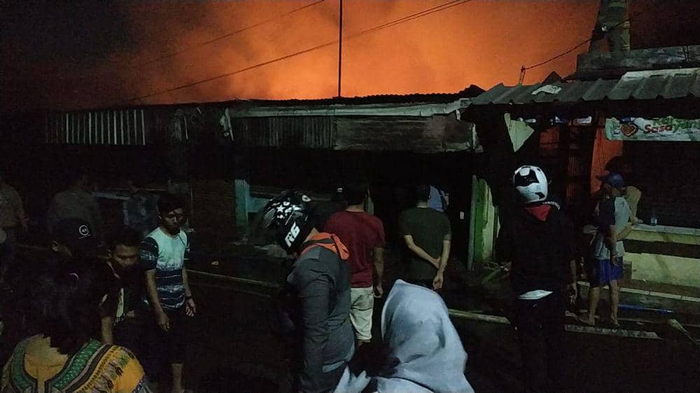 Masih Berkobar, Warga Bantu Petugas Damkar Padamkan Api di Pasar Sadang Serang