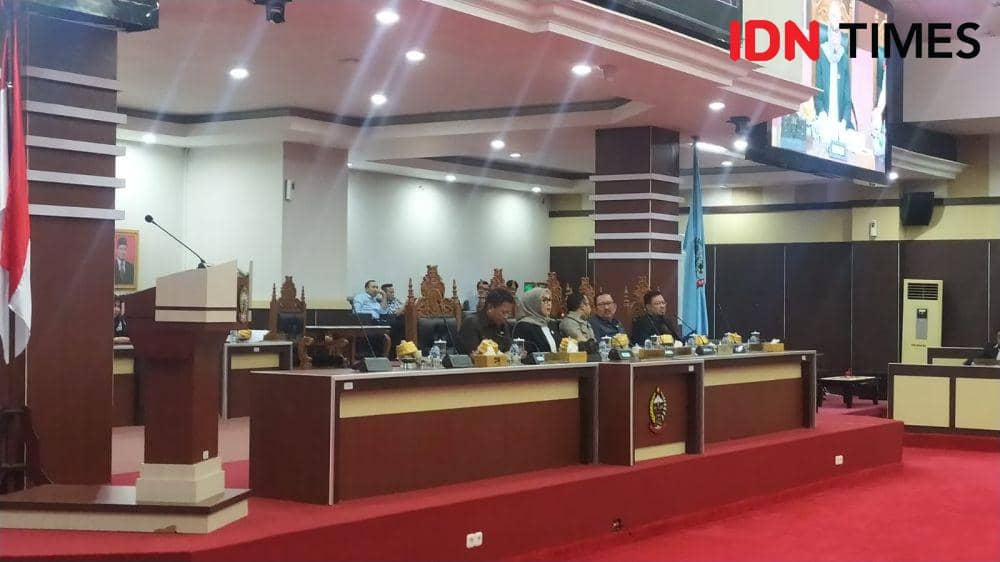 Rapat paripurna terkait usulan pemberhentian Andi Sudirman Sulaiman sebagai Gubernur Sulsel di gedung DPRD Sulsel, Jumat (4/8/2023) malam. IDN Times/Asrhawi Muin