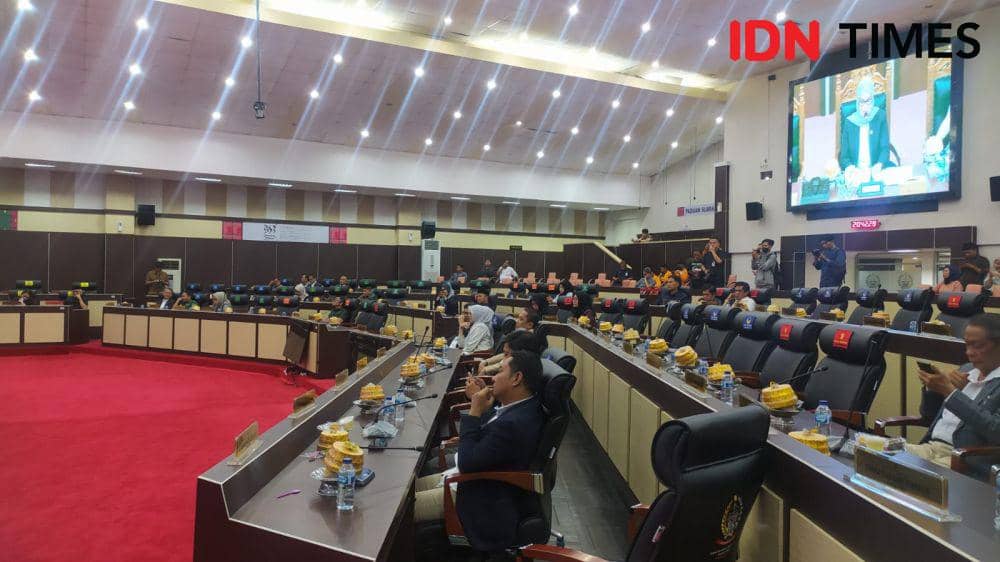 Rapat paripurna terkait usulan pemberhentian Andi Sudirman Sulaiman sebagai Gubernur Sulsel di gedung DPRD Sulsel, Jumat (4/8/2023) malam. IDN Times/Asrhawi Muin