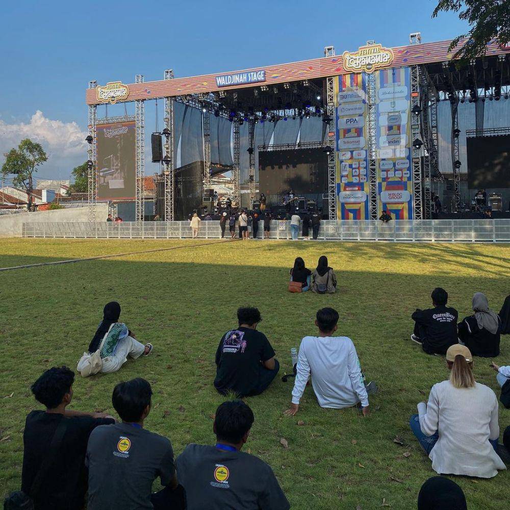pertunjukan musik outdoor di Lokananta Bloc (instagram.com/ber.kenalan)