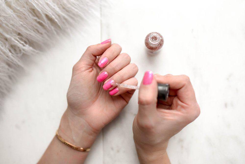 ilustrasi mengaplikasikan top coat (pexels.com/Element5 Digital)