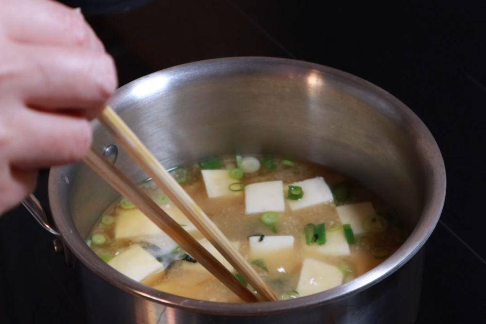 miso siru hakusai (youtube.com/JapaneseCooking101)