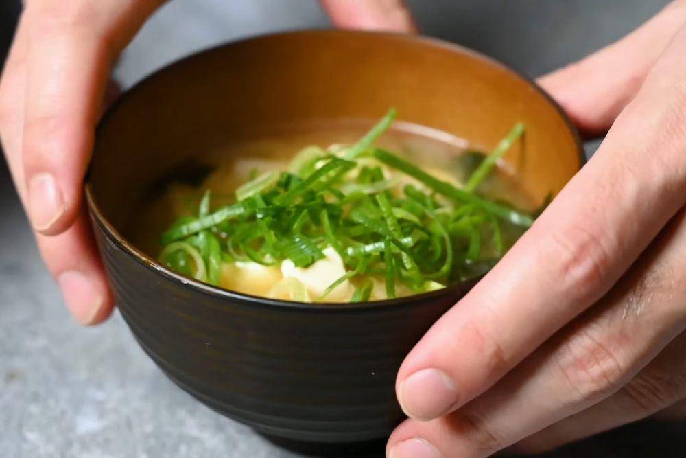 miso siru hakusai (youtube.com/Sudachi Recipes)