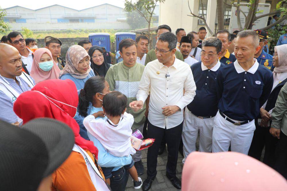 Penjabat (Pj.) Gubernur DKI Jakarta Heru Budi Hartono mengunjungi korban kebakaran Kelurahan Kapuk Muara. (dok. Humas Pemprov DKI Jakarta)