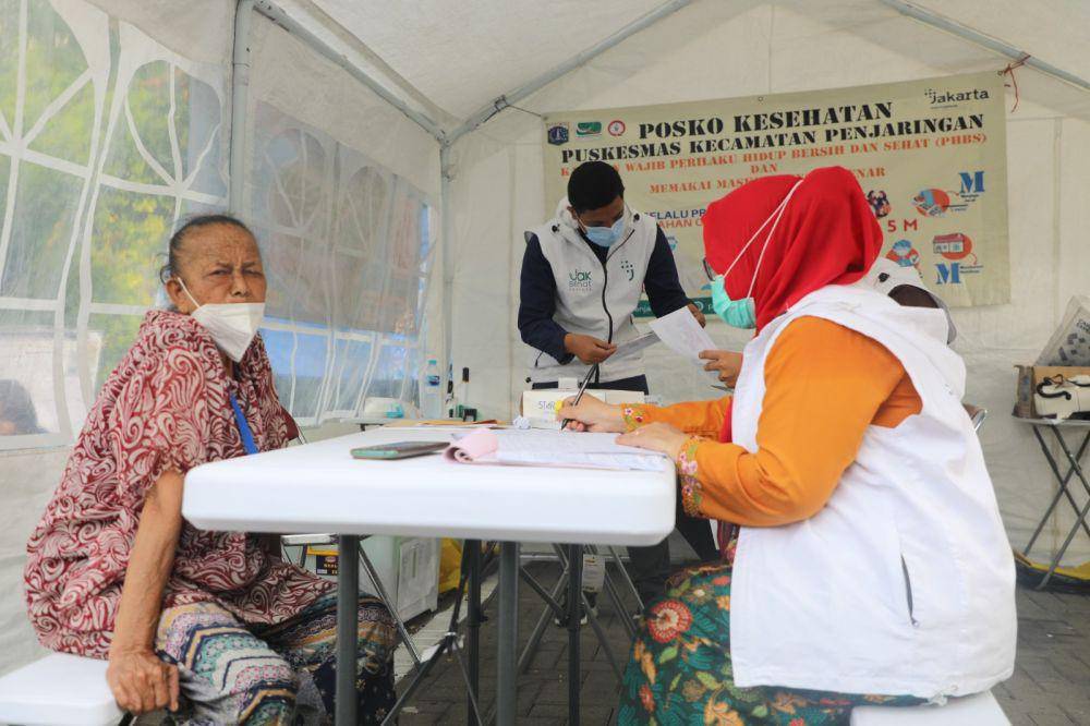 Penjabat (Pj.) Gubernur DKI Jakarta Heru Budi Hartono mengunjungi korban kebakaran Kelurahan Kapuk Muara. (dok. Humas Pemprov DKI Jakarta)