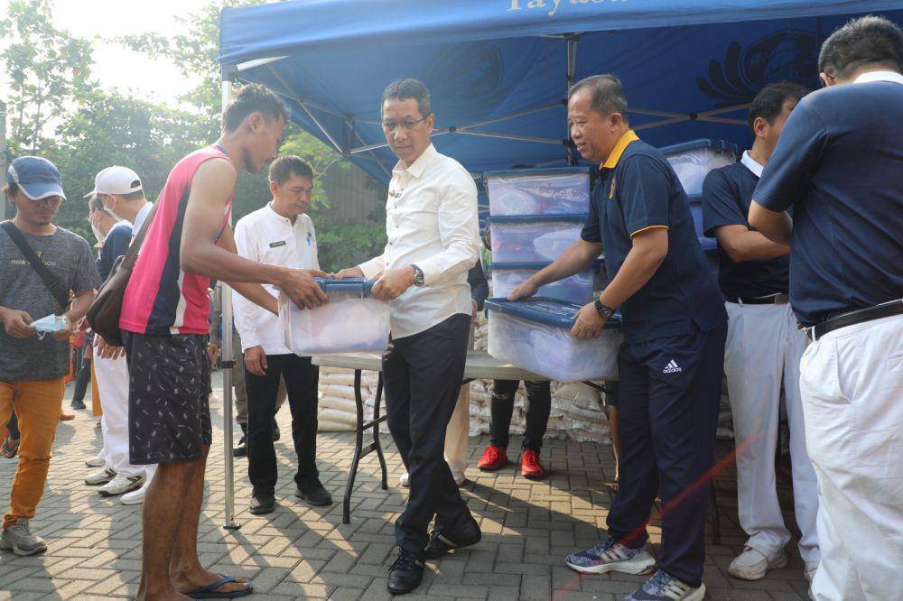 Penjabat (Pj.) Gubernur DKI Jakarta Heru Budi Hartono mengunjungi korban kebakaran Kelurahan Kapuk Muara. (dok. Humas Pemprov DKI Jakarta)