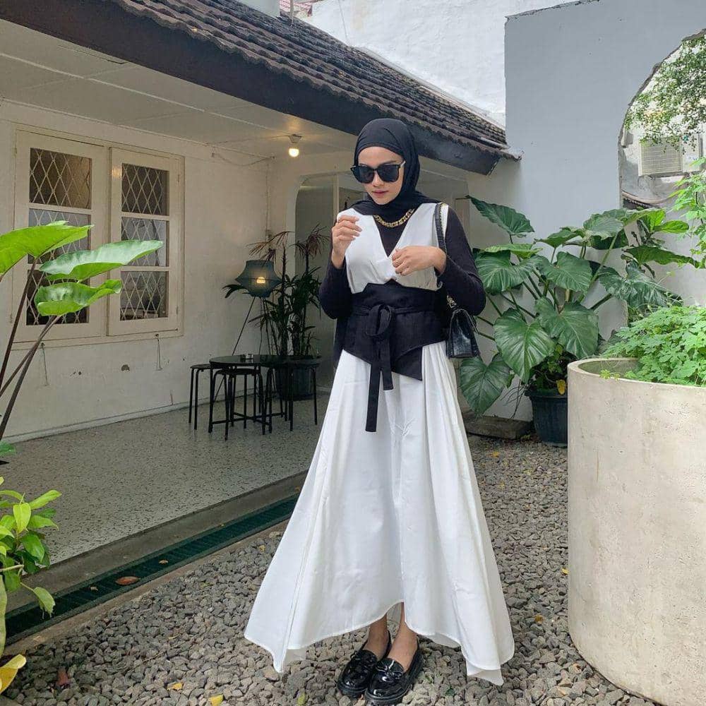 inspirasi outfit feminin ala Putri Nuryuliani (instagram.com/putrinurliyani)