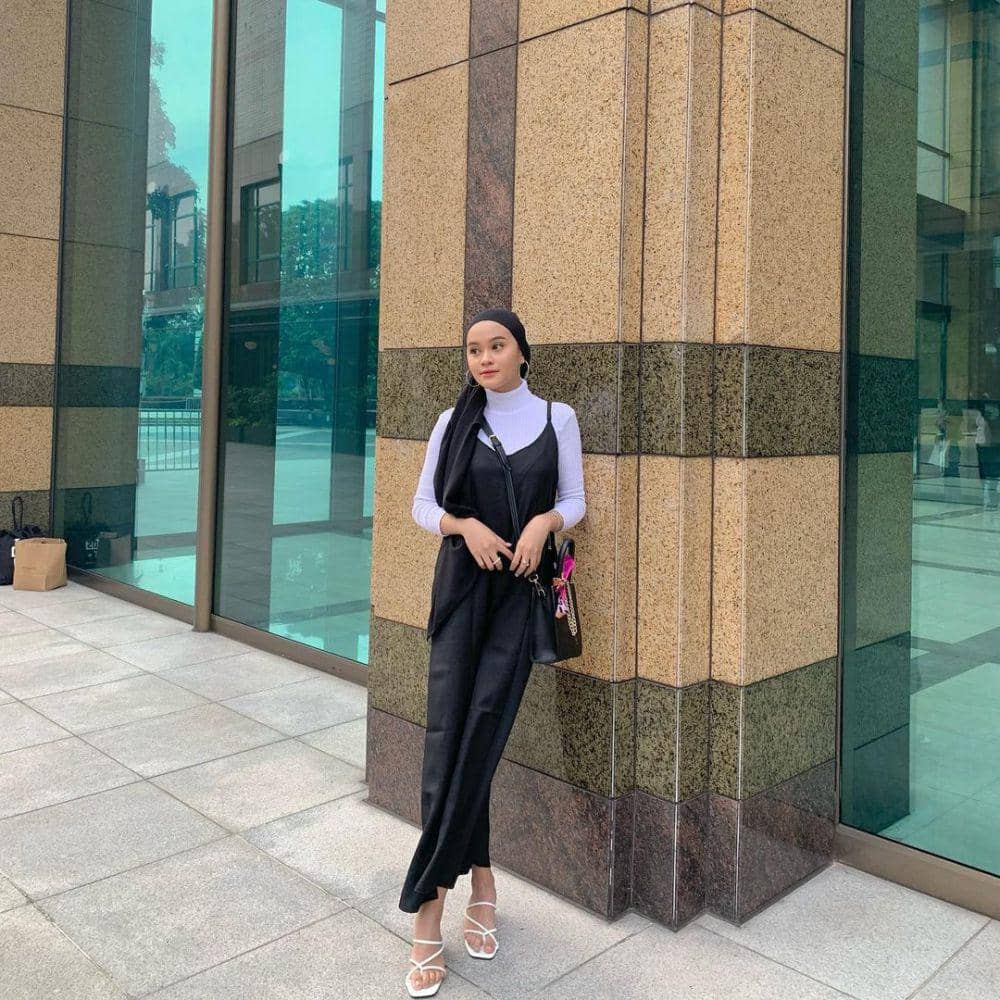 inspirasi outfit feminin ala Putri Nuryuliani (instagram.com/putrinurliyani)