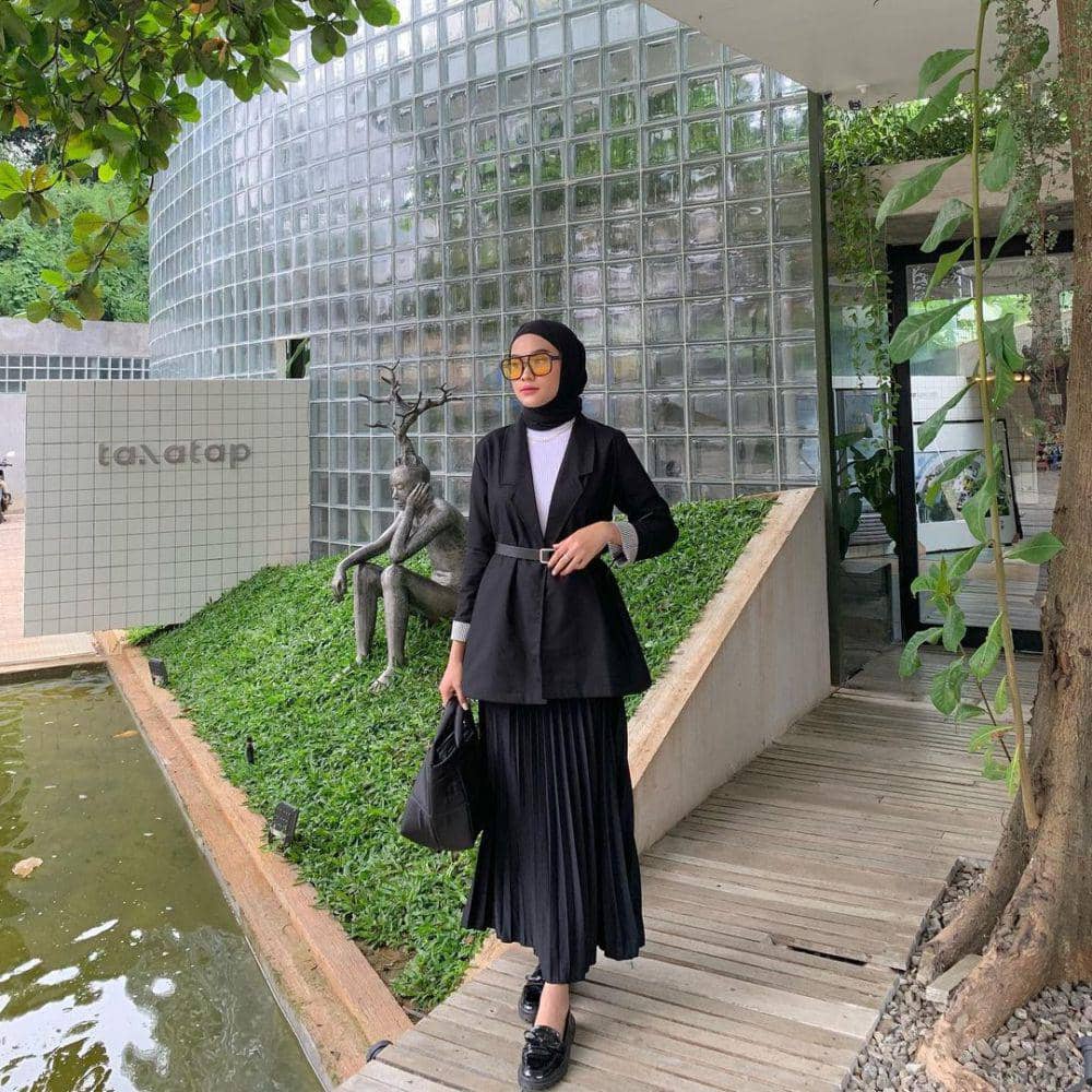 inspirasi outfit feminin ala Putri Nuryuliani (instagram.com/putrinurliyani)