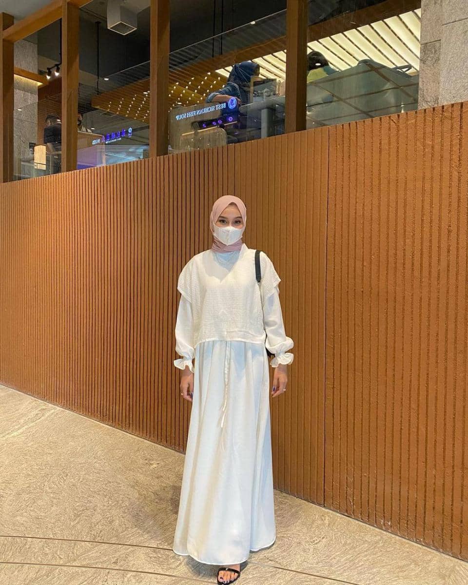 inspirasi outfit feminin ala Putri Nuryuliani (instagram.com/putrinurliyani)