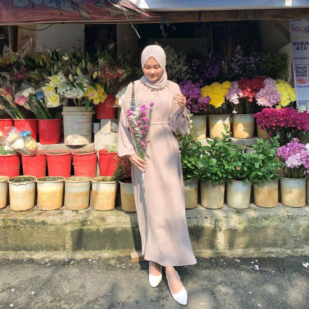 inspirasi outfit feminin ala Putri Nuryuliani (instagram.com/putrinurliyani)