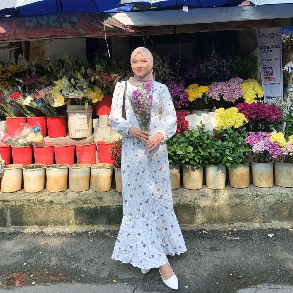 inspirasi outfit feminin ala Putri Nuryuliani (instagram.com/putrinurliyani)
