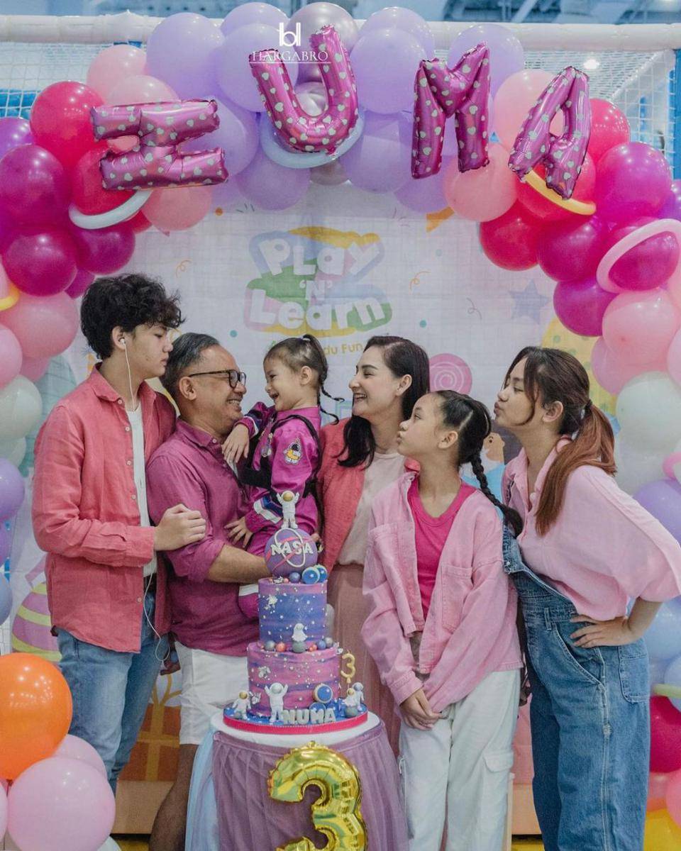 potret keluarga Mona Ratuliu (instagram.com/monaratuliu)