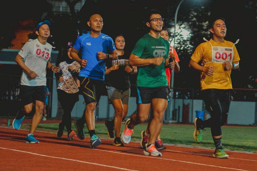 Para pelari sedang jogging di Lapangan Bogowonto Surabaya. Instagram/pelarifullsenyum