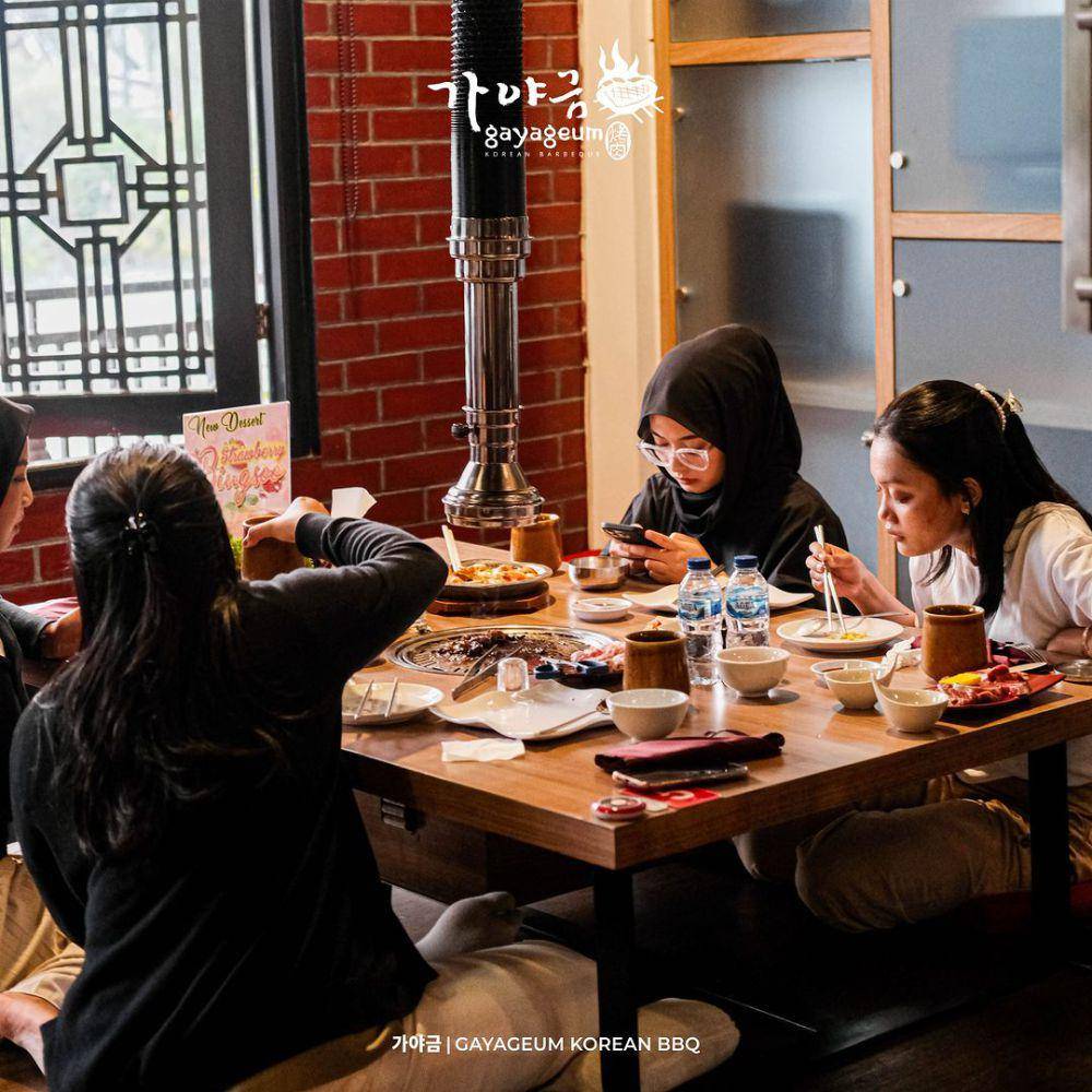 Pengunjung Gayageum sedang menikmati Korean barbeque. Instagram/gayageum.id