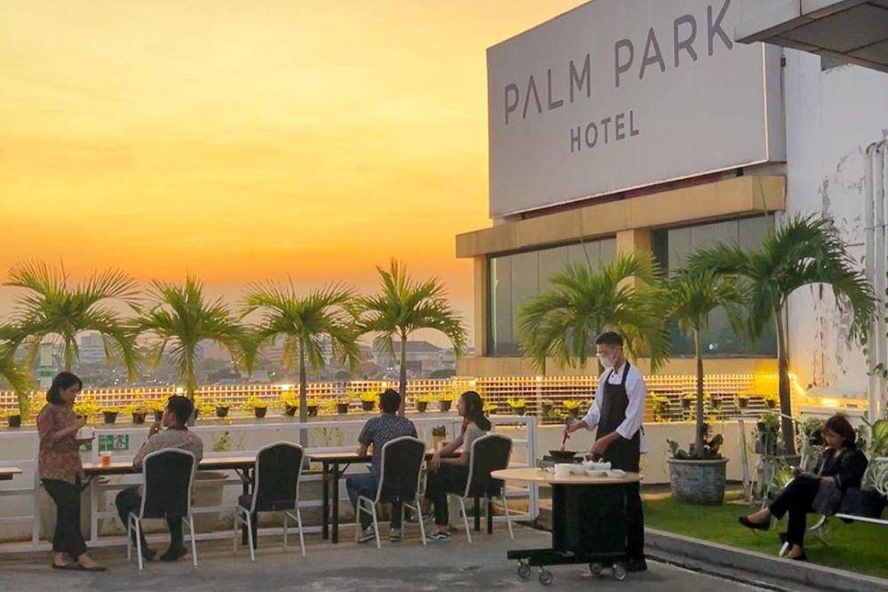 Menikmati sore hari di Palm Park Hotel Surabaya. Instagram/palmparkhotelsurabaya