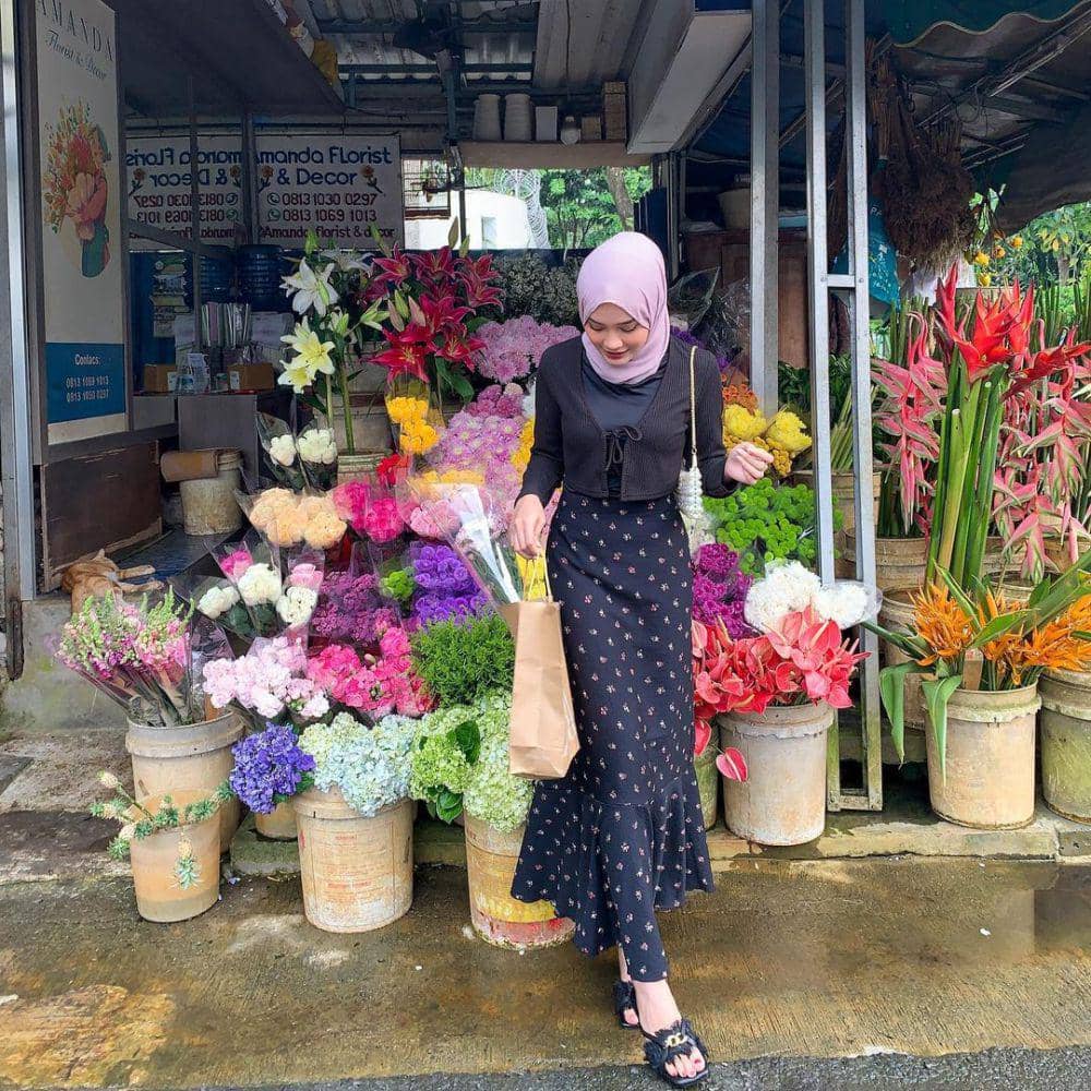 inspirasi outfit feminin ala Putri Nuryuliani (instagram.com/putrinurliyani)