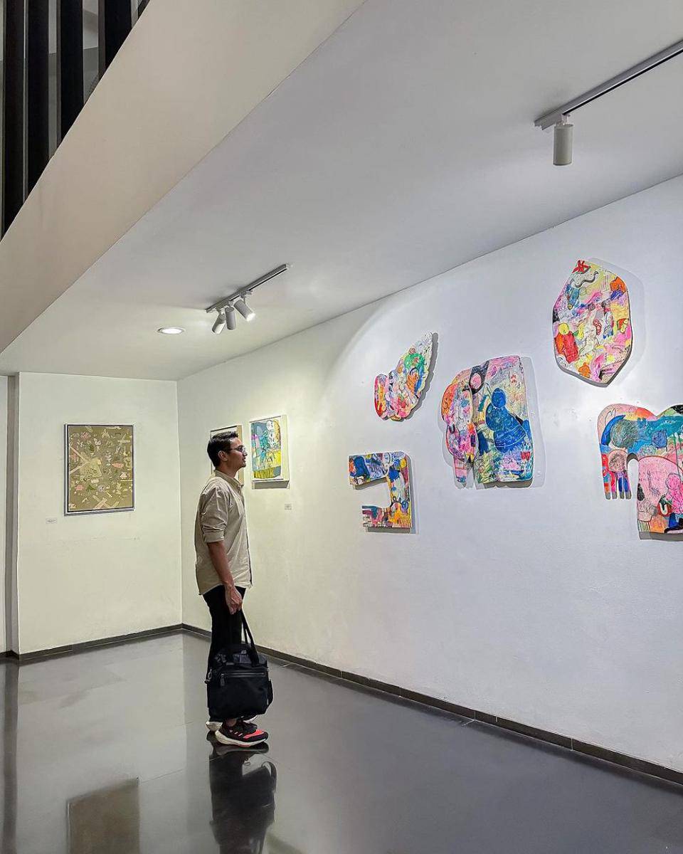 Pengunjung melihat karya seni di Artotel TS Suites Surabaya. Instagram/artoteltssuitessby