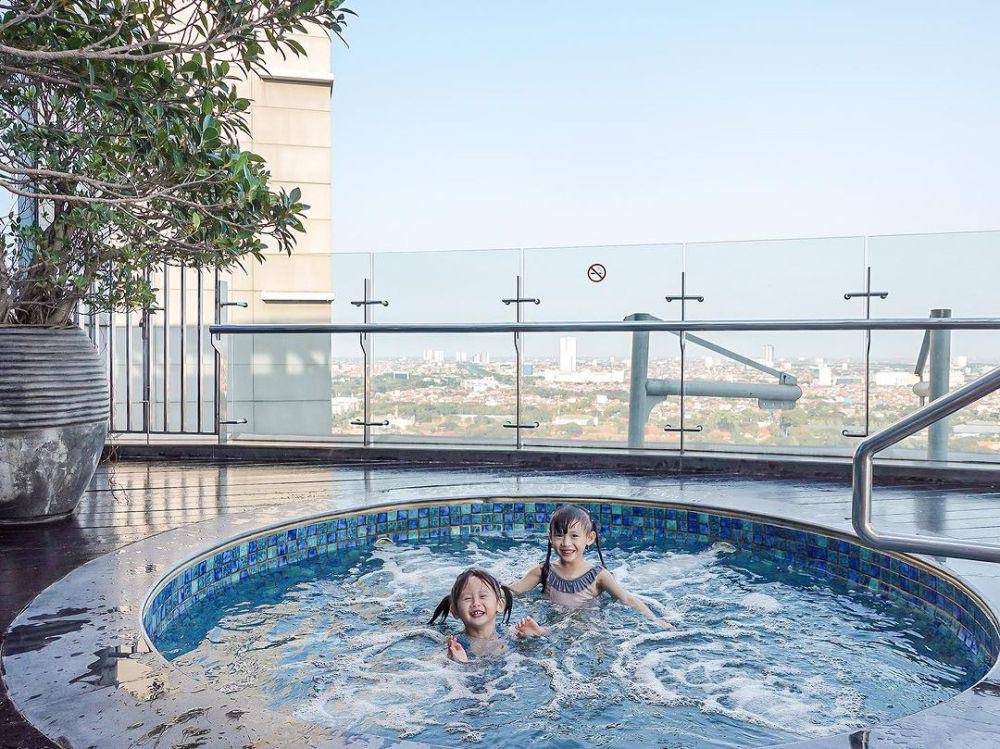 Anak-anak berenang di kolam renang Hotel Ciputra World Surabaya. Instagram/hotelciputraworldsby