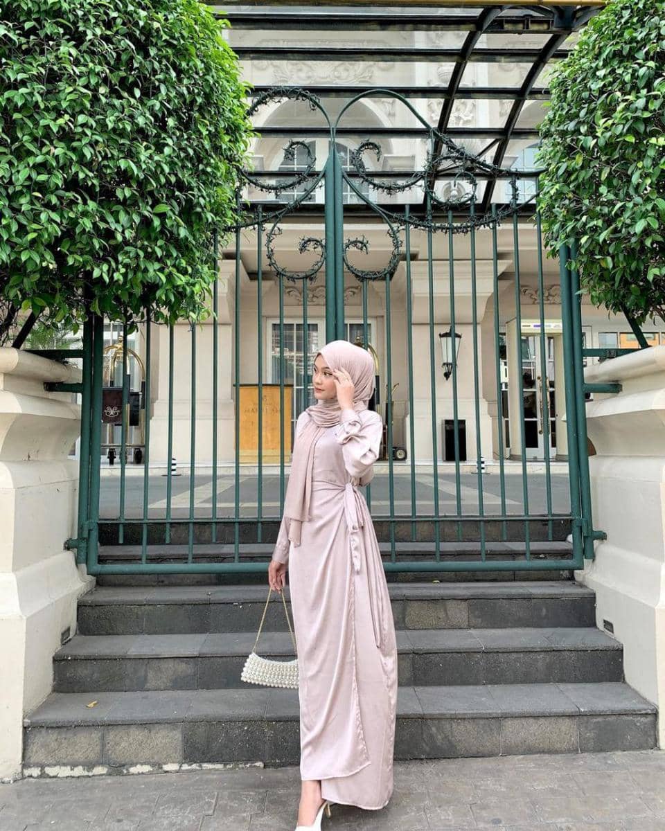 inspirasi outfit feminin ala Putri Nuryuliani (instagram.com/putrinurliyani)