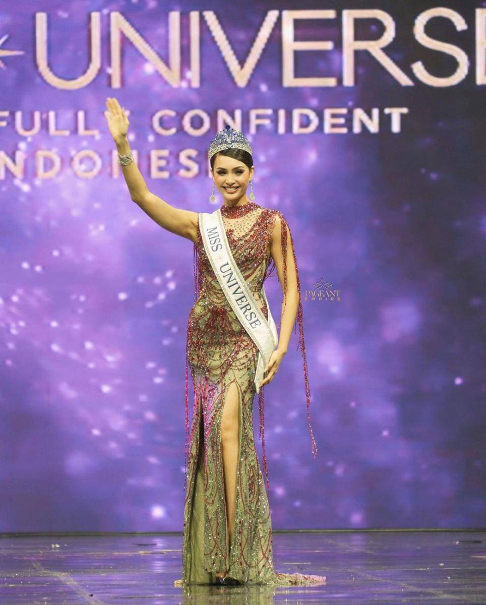 Potret R'Bonney Gabriel, Miss Universe 2022 di Acara Grand Final Miss Universe Indonesia 2023 (Instagram.com/pageantempire)