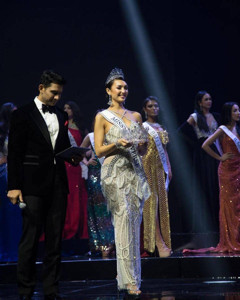 Potret R'Bonney Gabriel, Miss Universe 2022 di Acara Grand Final Miss Universe Indonesia 2023 (Instagram.com/jatjati)