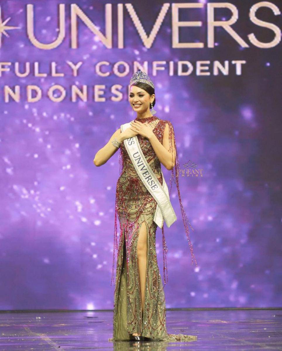 Potret R'Bonney Gabriel, Miss Universe 2022 di Acara Grand Final Miss Universe Indonesia 2023 (Instagram.com/pageantempire)