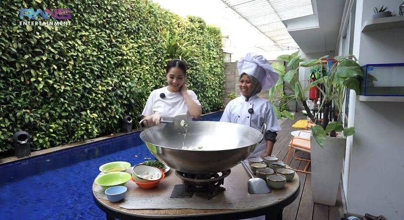 potret Sus Rini masak besar bareng Nagita (youtube.com/Rans Entertainment)