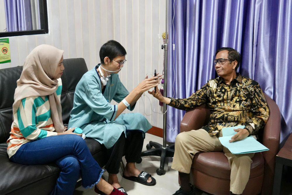 Mahfud Jenguk Sultan Rif'at di RS Polri, Ngobrol Pakai HP