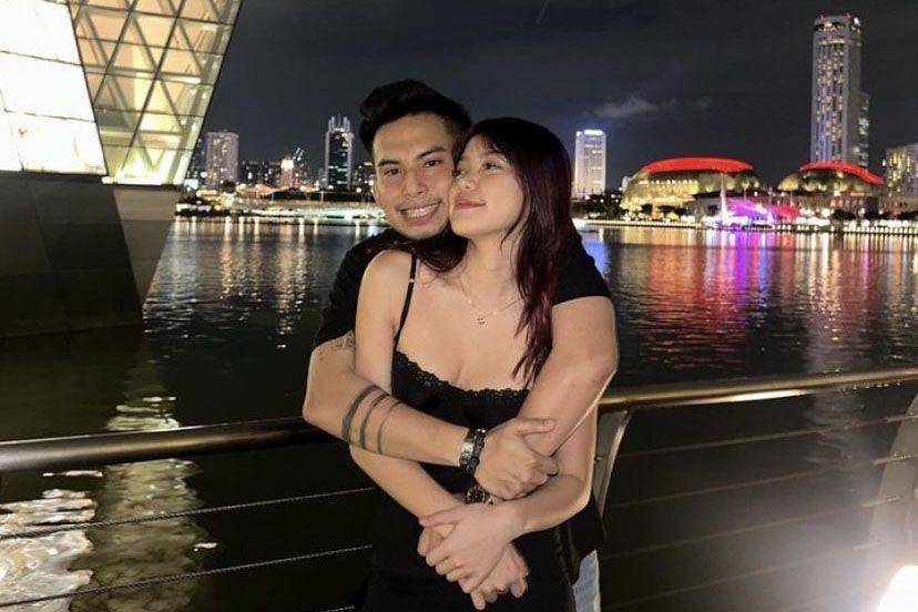 8 Potret Mesra Okin dan Regina Phoenix Liburan Bareng ke Singapura