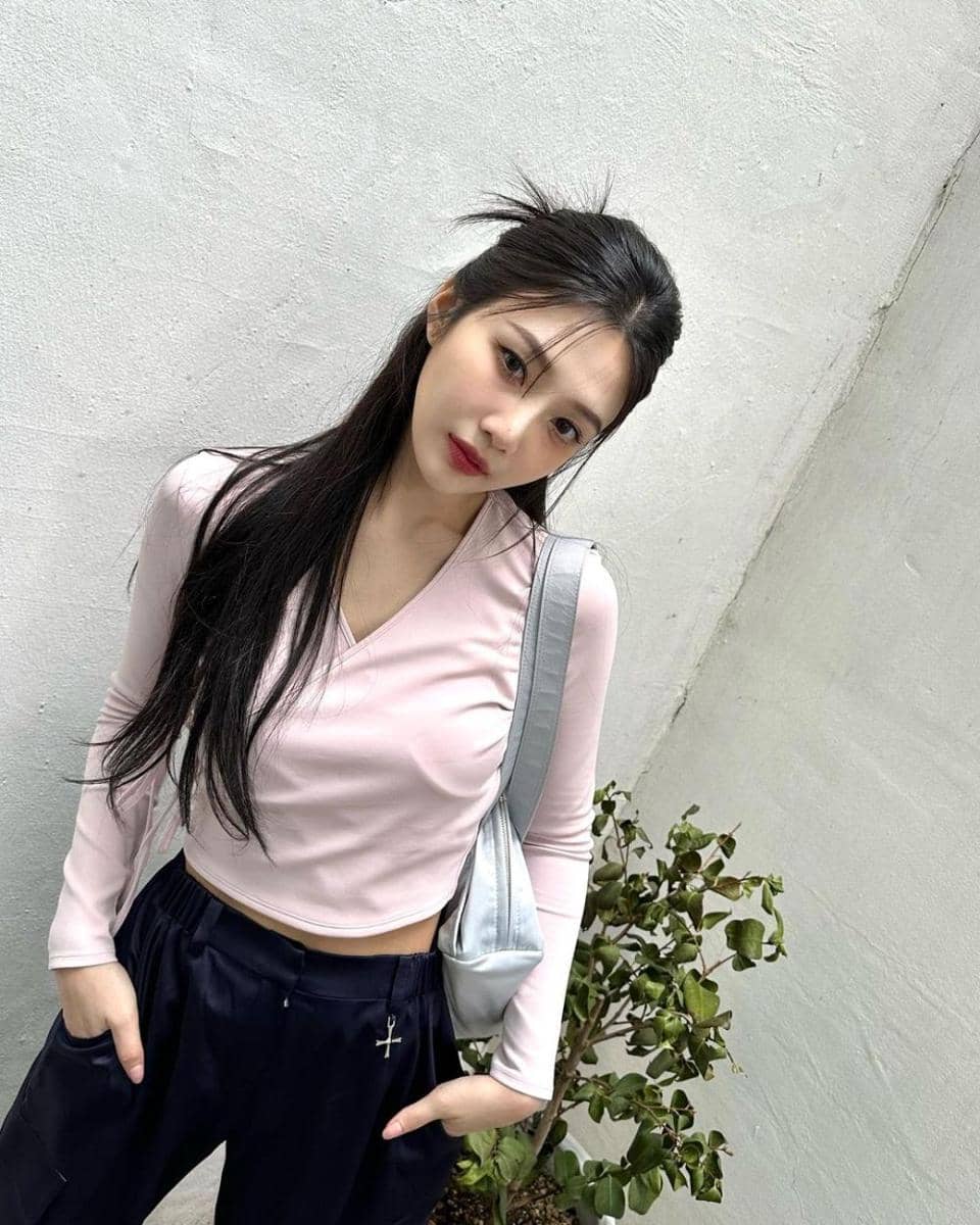 atasan long sleeve Joy Red Velvet (instagram.com/_imyour_joy)