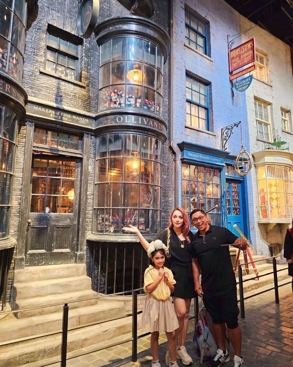 potret dr. Reisa Broto Asmoro dan keluarga liburan di Warner Bros Studio Tour Harry Potter (instagram.com/reisabrotoasmoro)