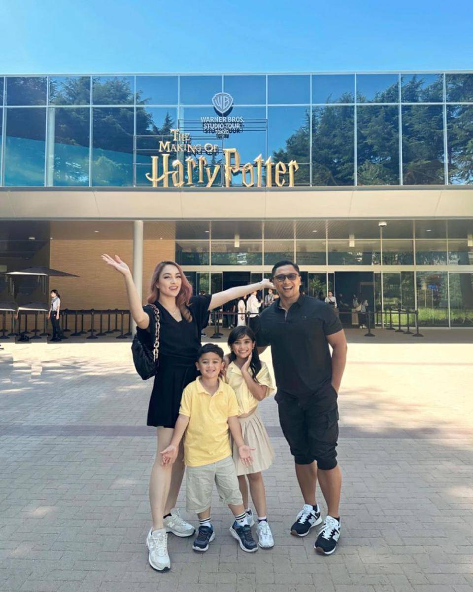 potret dr. Reisa Broto Asmoro dan keluarga liburan di Warner Bros Studio Tour Harry Potter (instagram.com/reisabrotoasmoro)