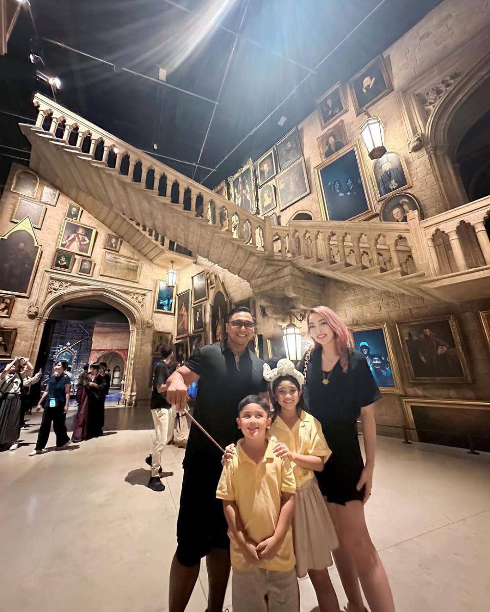 potret dr. Reisa Broto Asmoro dan keluarga liburan di Warner Bros Studio Tour Harry Potter (instagram.com/reisabrotoasmoro)