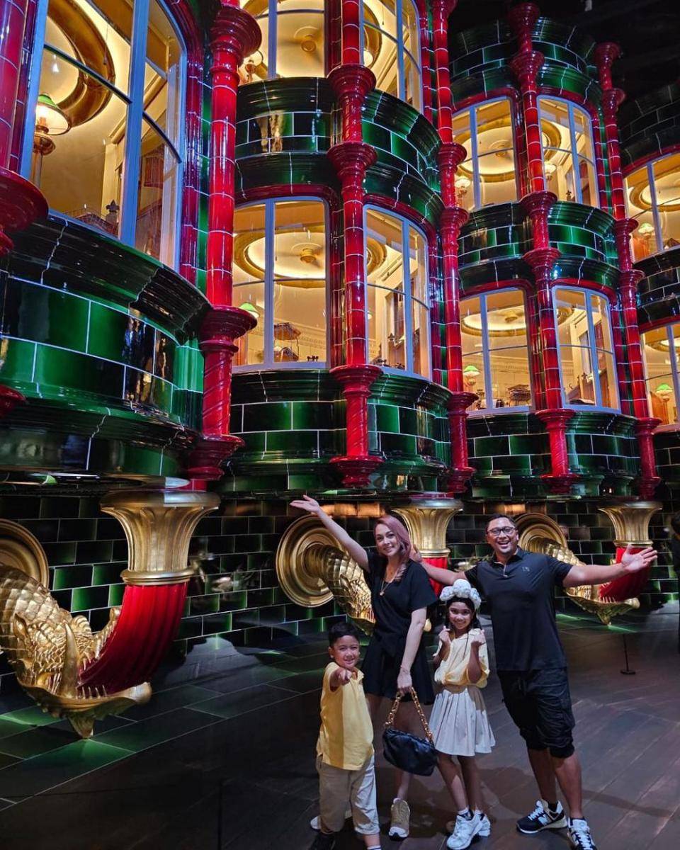 potret dr. Reisa Broto Asmoro dan keluarga liburan di Warner Bros Studio Tour Harry Potter (instagram.com/reisabrotoasmoro)