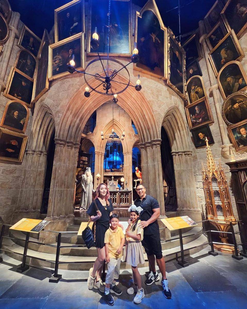 potret dr. Reisa Broto Asmoro dan keluarga liburan di Warner Bros Studio Tour Harry Potter (instagram.com/reisabrotoasmoro)