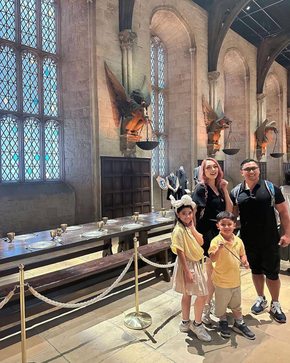 potret dr. Reisa Broto Asmoro dan keluarga liburan di Warner Bros Studio Tour Harry Potter (instagram.com/reisabrotoasmoro)