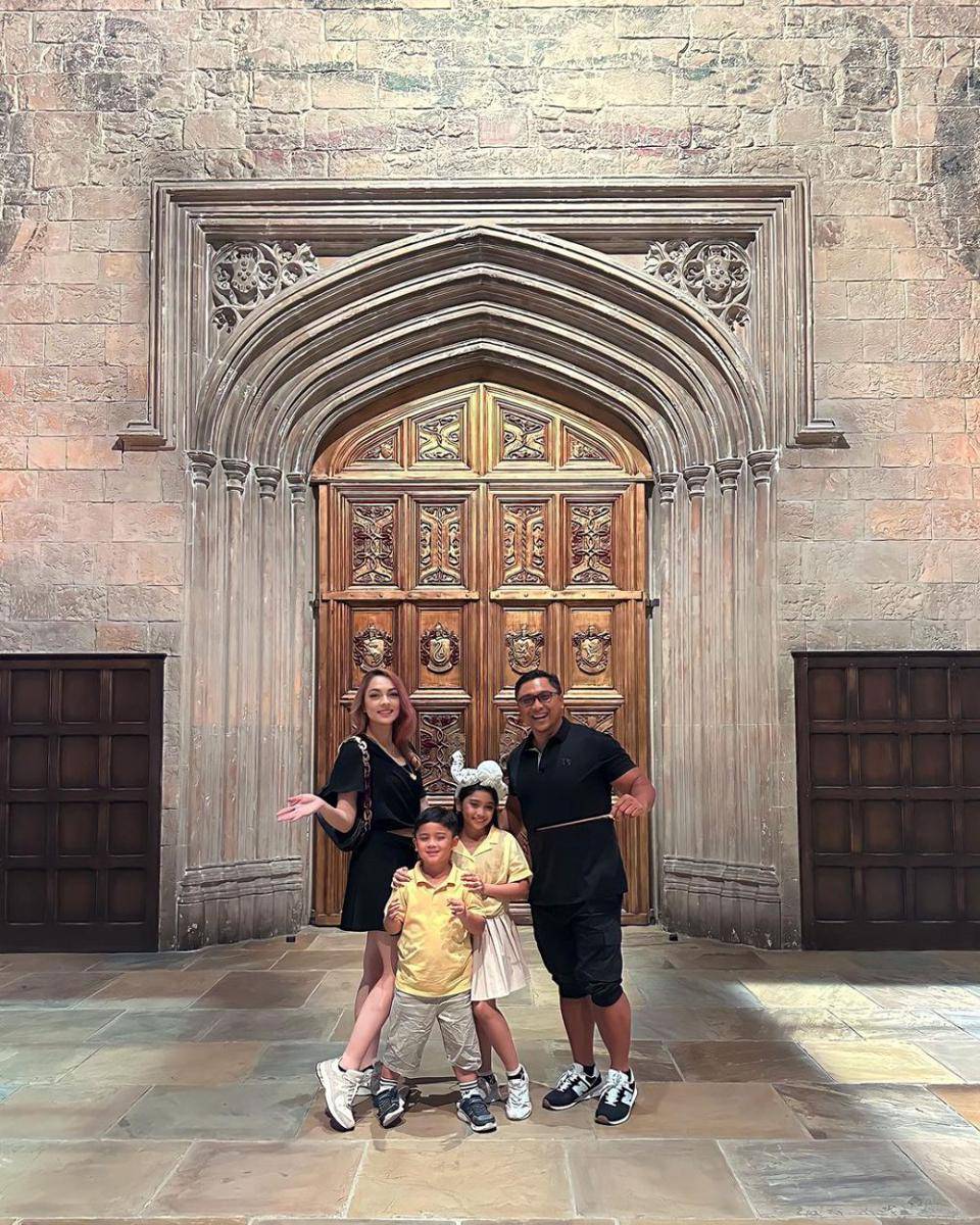 potret dr. Reisa Broto Asmoro dan keluarga liburan di Warner Bros Studio Tour Harry Potter (instagram.com/reisabrotoasmoro)