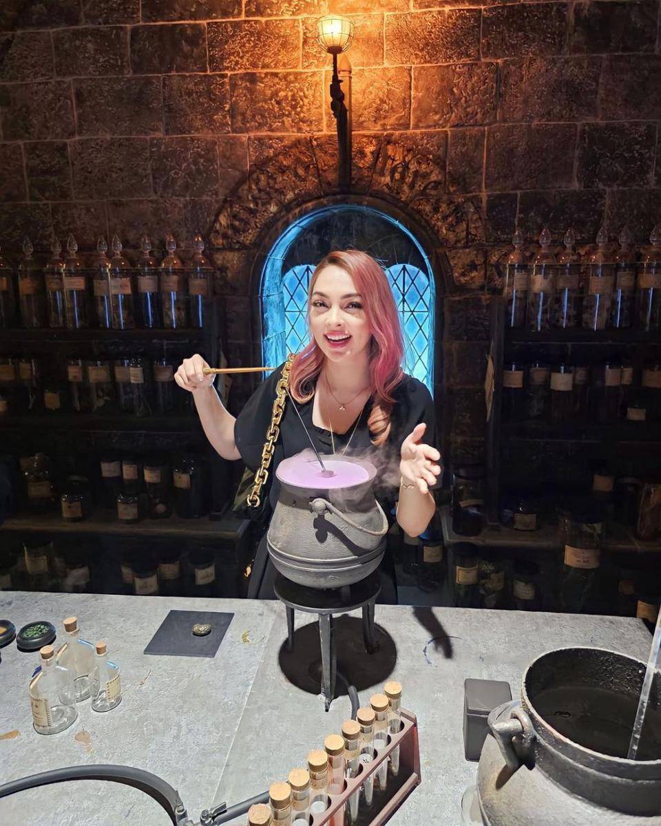 potret dr. Reisa Broto Asmoro dan keluarga liburan di Warner Bros Studio Tour Harry Potter (instagram.com/reisabrotoasmoro)