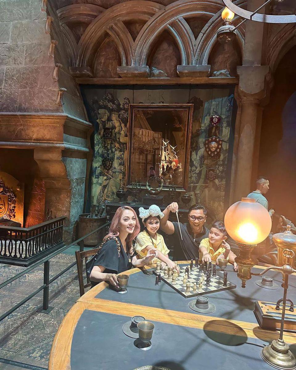 potret dr. Reisa Broto Asmoro dan keluarga liburan di Warner Bros Studio Tour Harry Potter (instagram.com/reisabrotoasmoro)